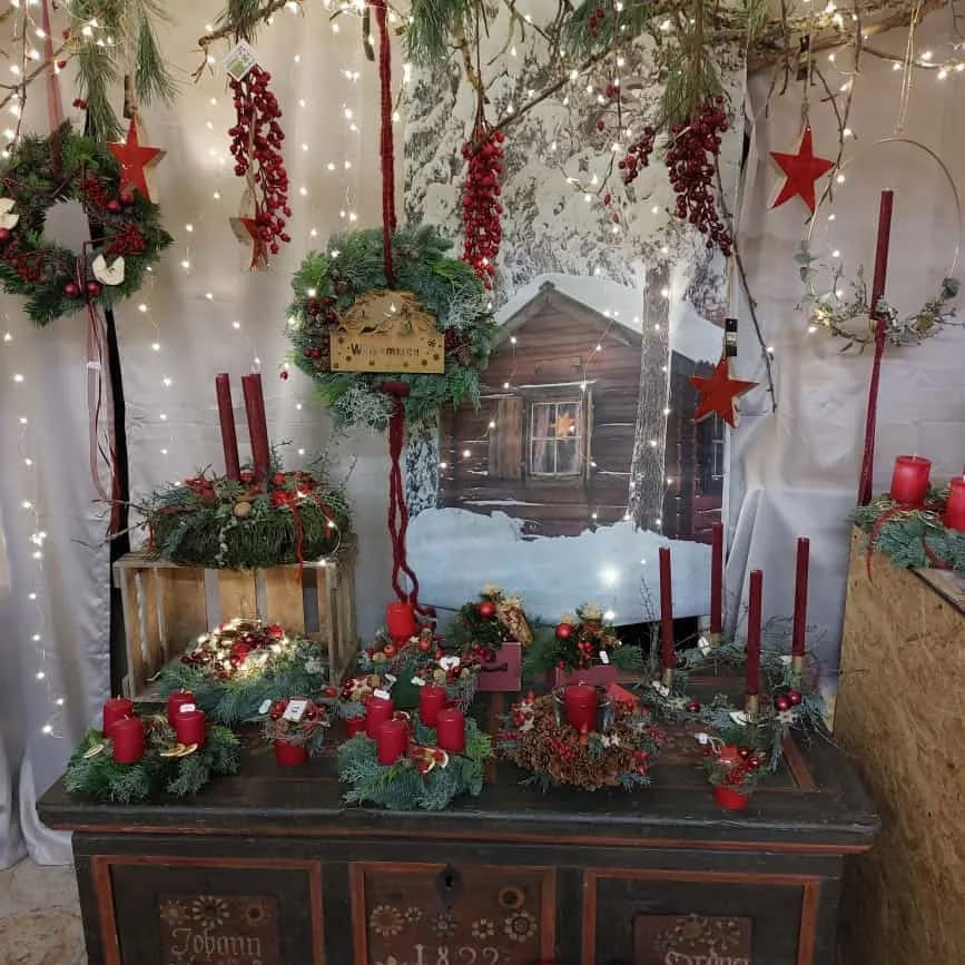 Kränze und Adventsdekoration rot