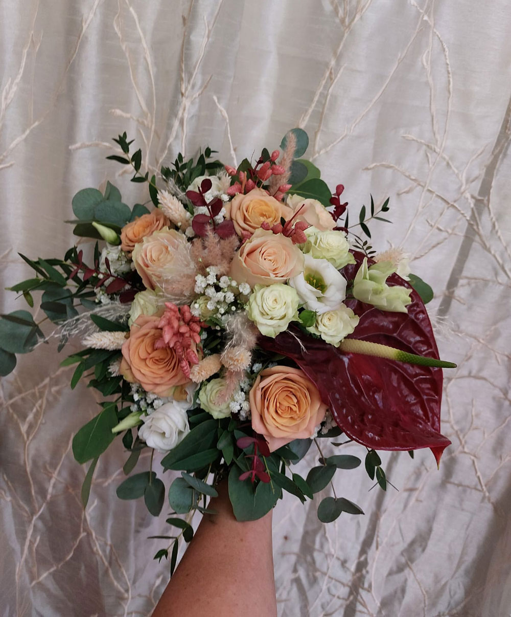 Blumenstrauß in Apricot und Bordeaux