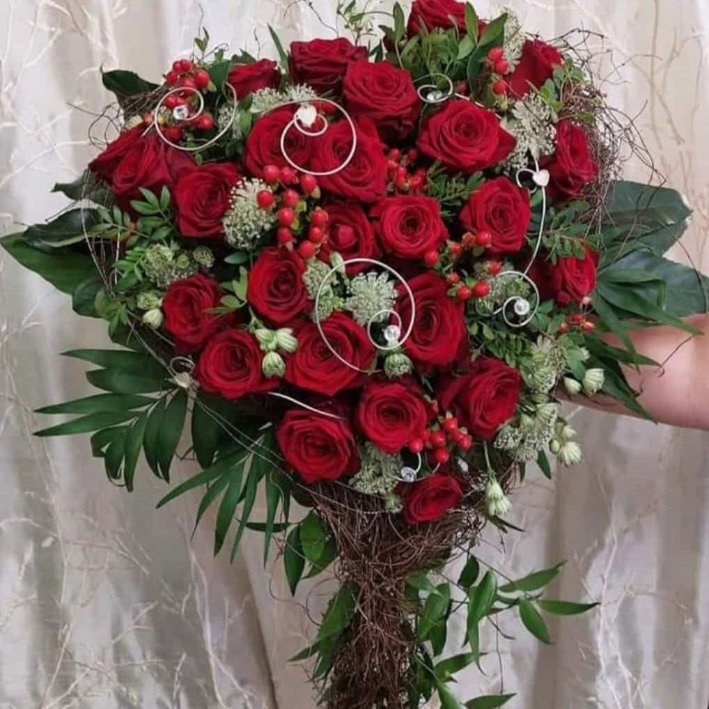 Blumenstrauß rote Rosen und Perlen