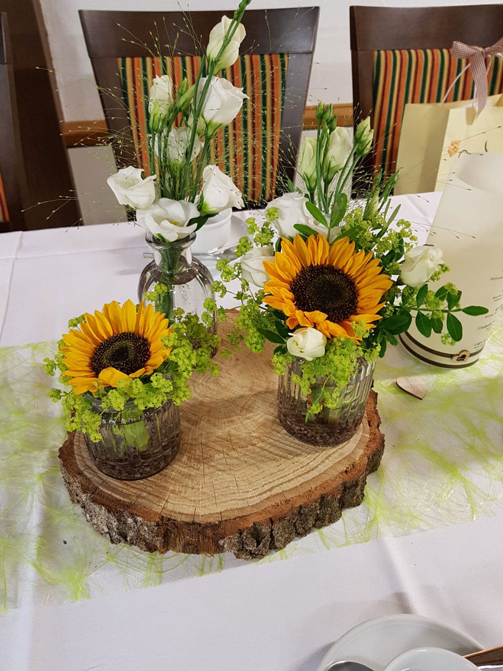 Tischdekoration mit Sonneblumen