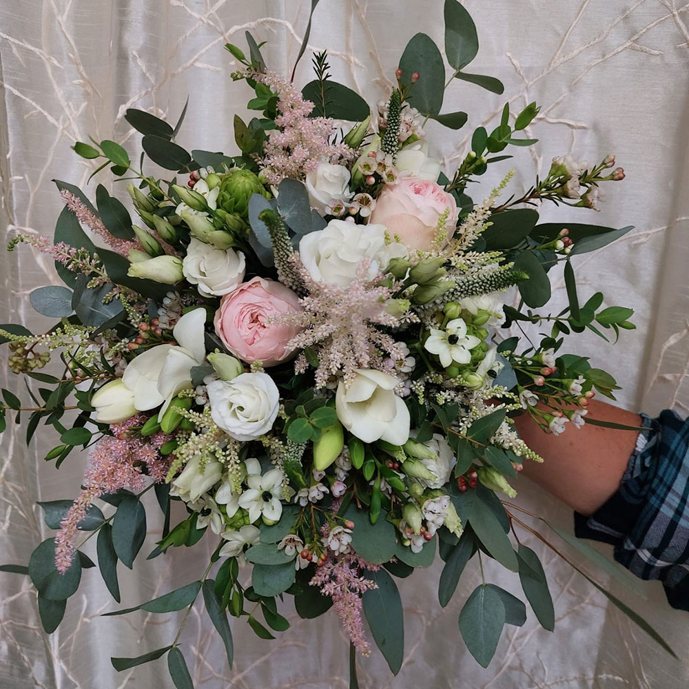 Wunderschöner Blumenstrauss in weiß und rosa mit Eukalyptus